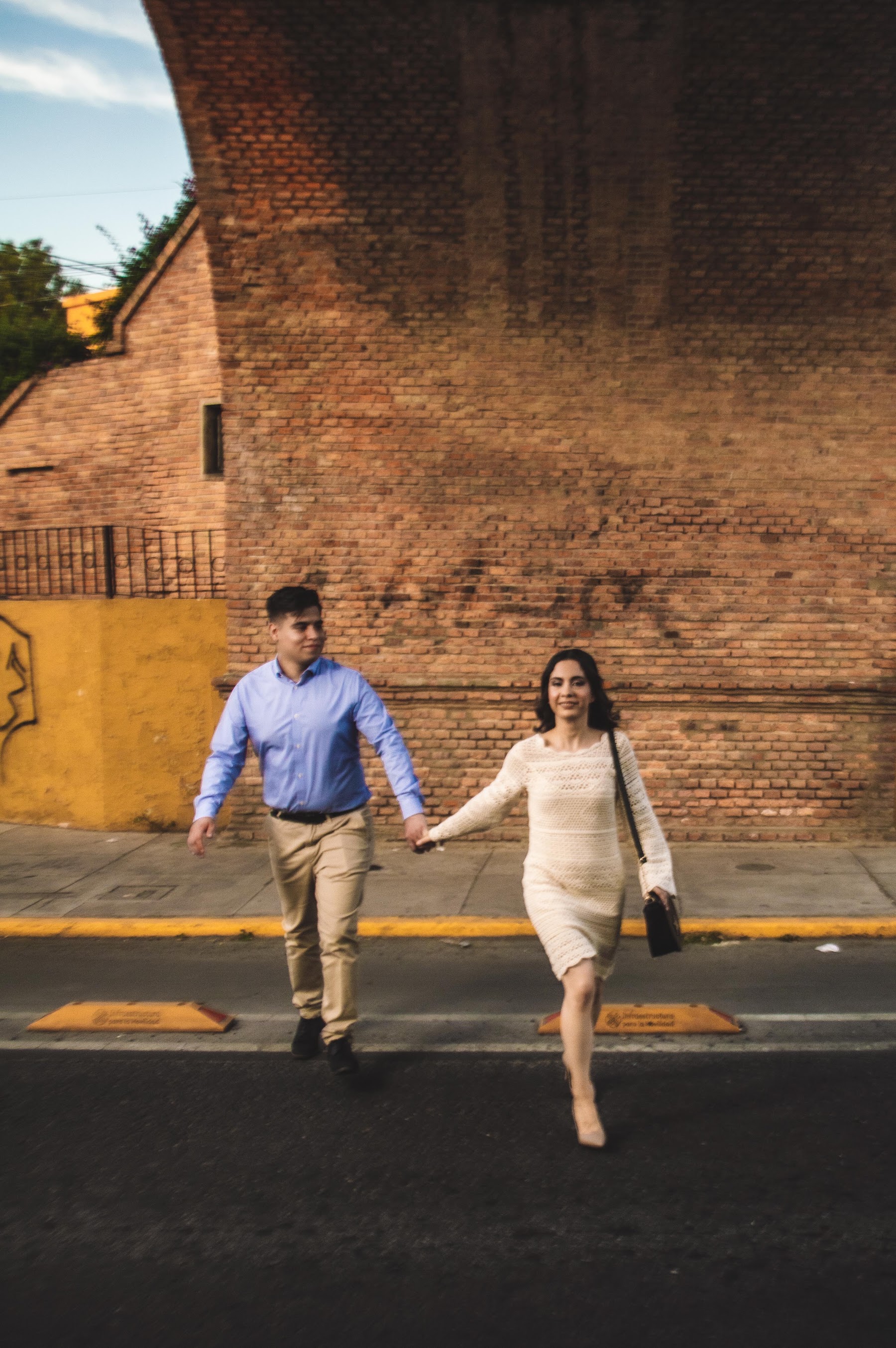 Ale y Emmanuel caminan de la mano por una calle de Tlaquepaque.