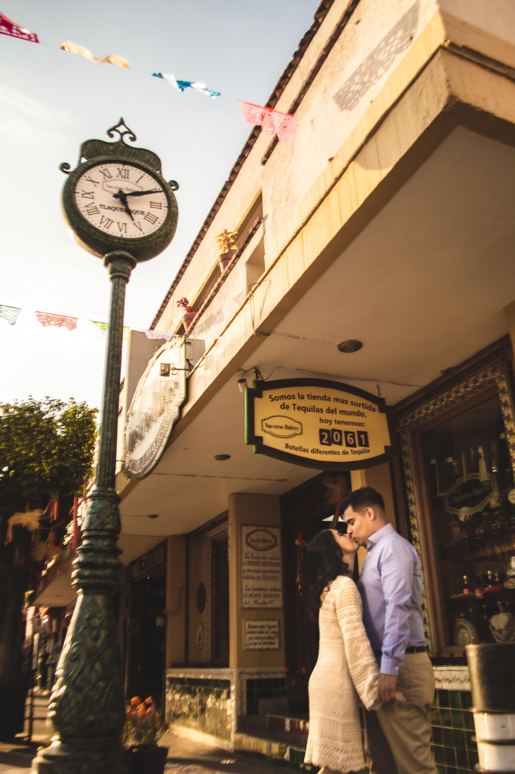 Reloj urbano y arquitectura tradicional de Tlaquepaque.