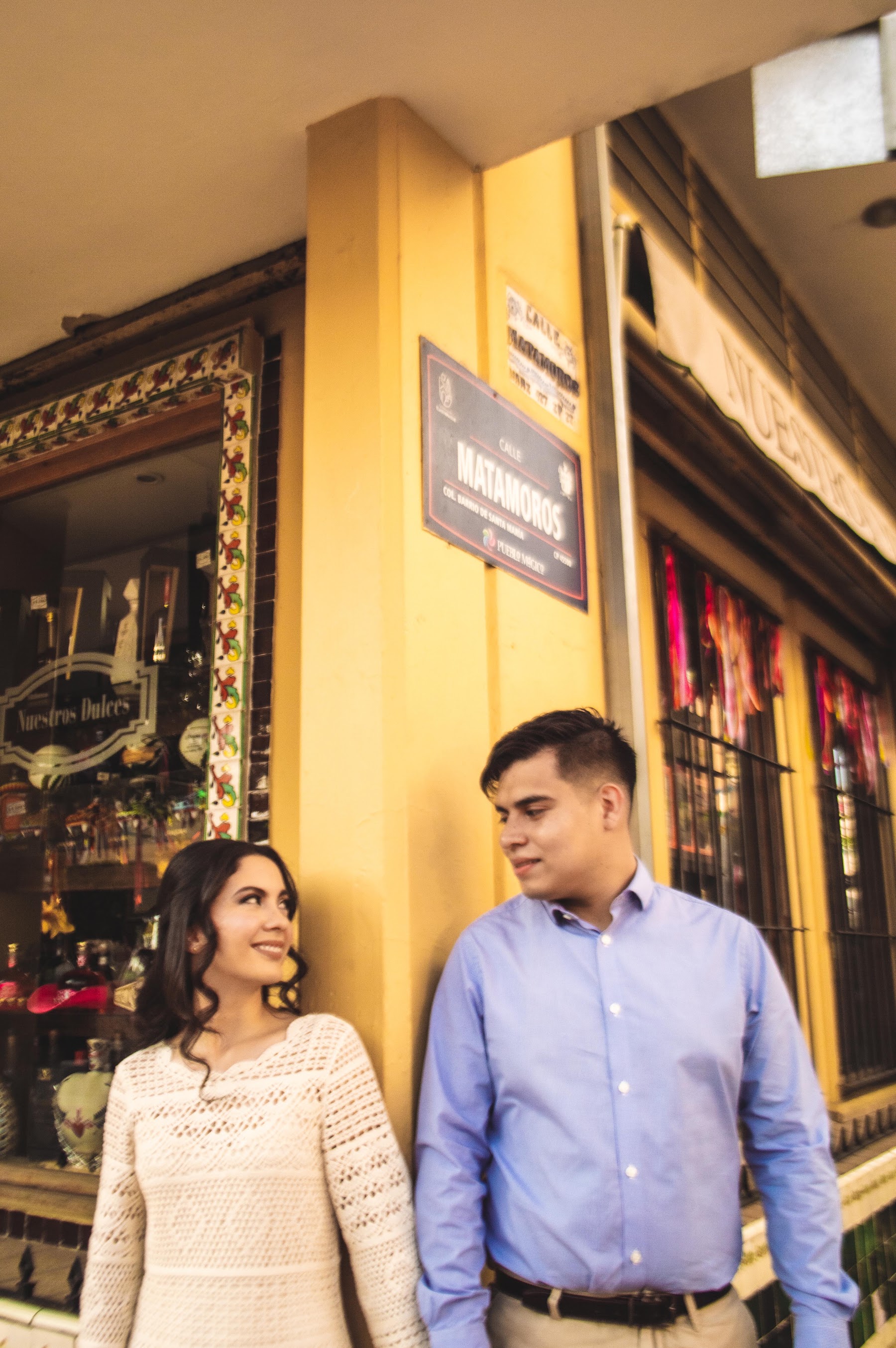 La pareja se mira durante un paseo por el centro histórico.