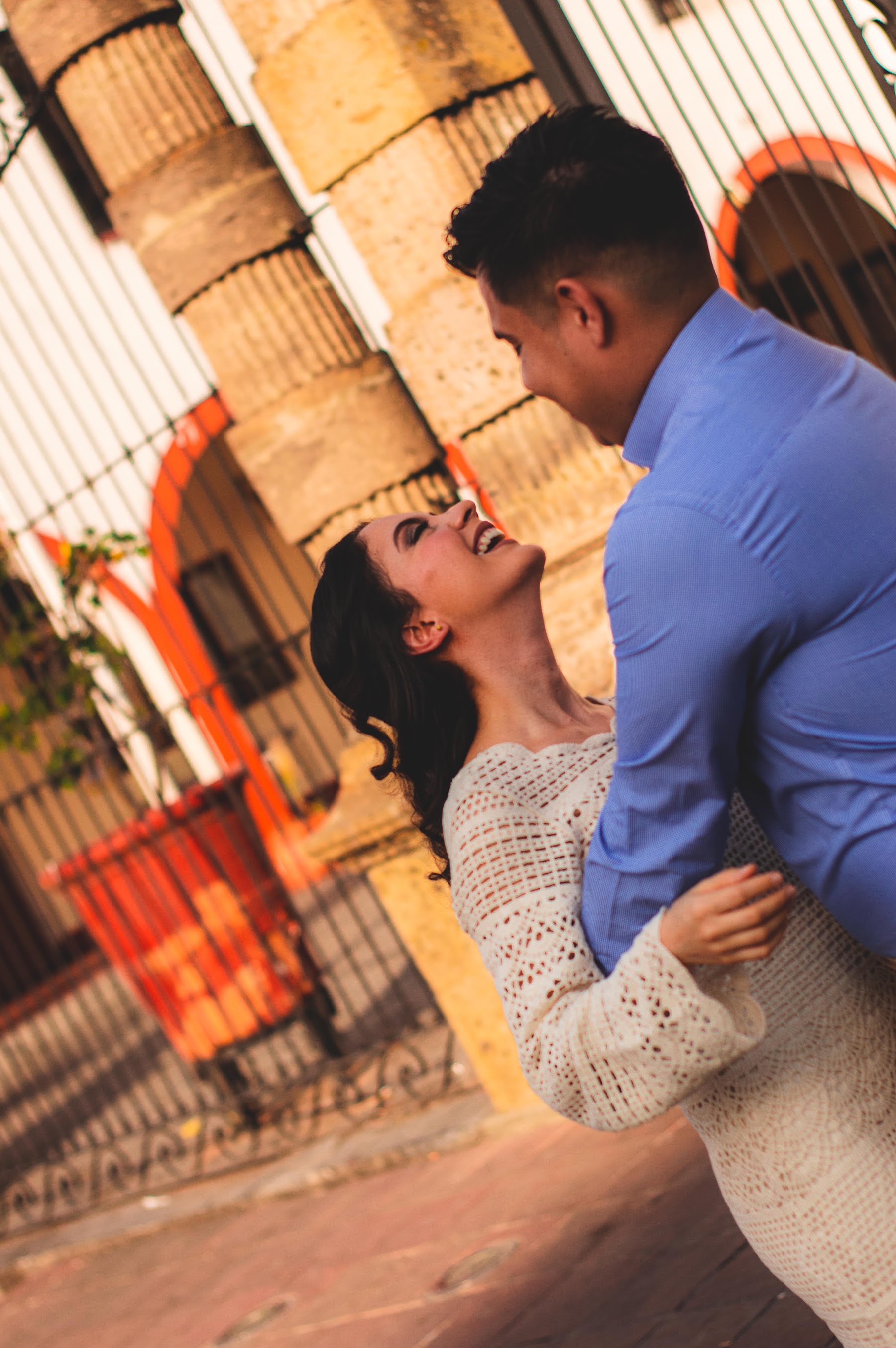 Retrato cercano de la pareja compartiendo una mirada.