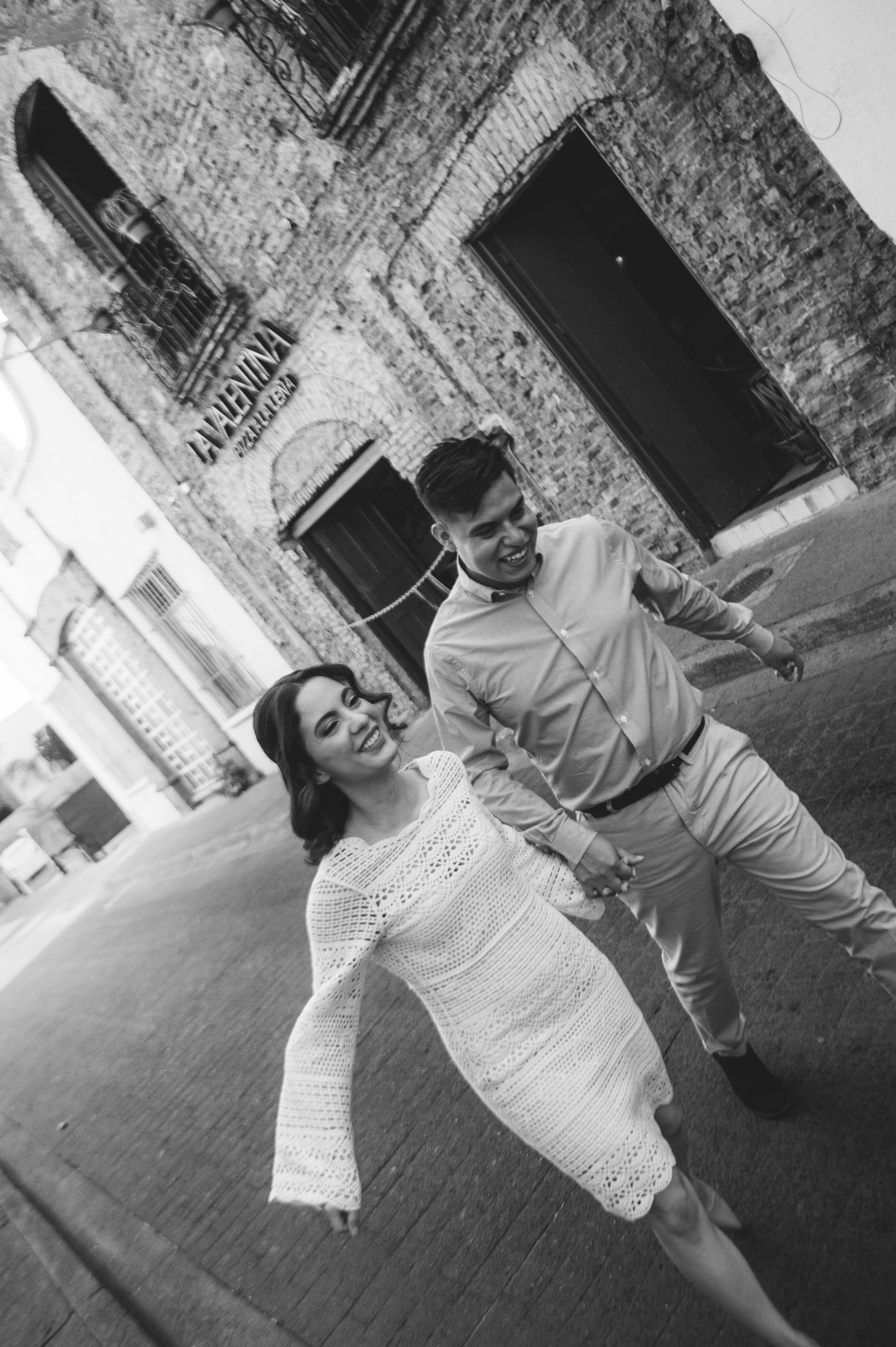 La pareja pasea en una toma espontánea en blanco y negro.