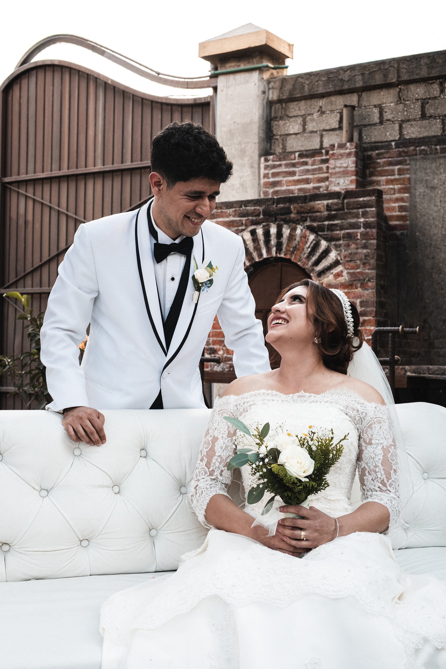 Los novios posan juntos con atuendo de boda.