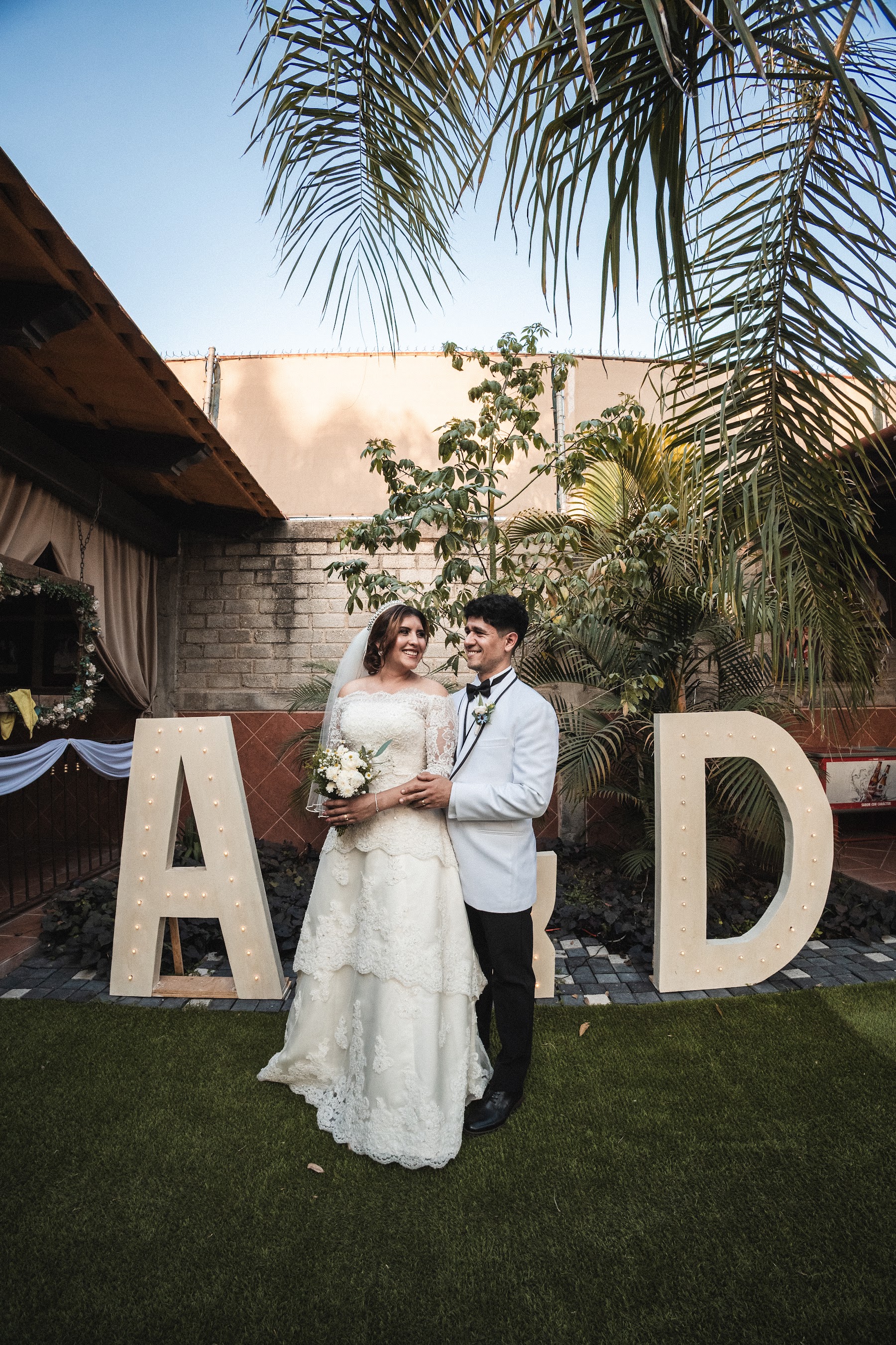 Retrato de los novios junto a las iniciales A y D.