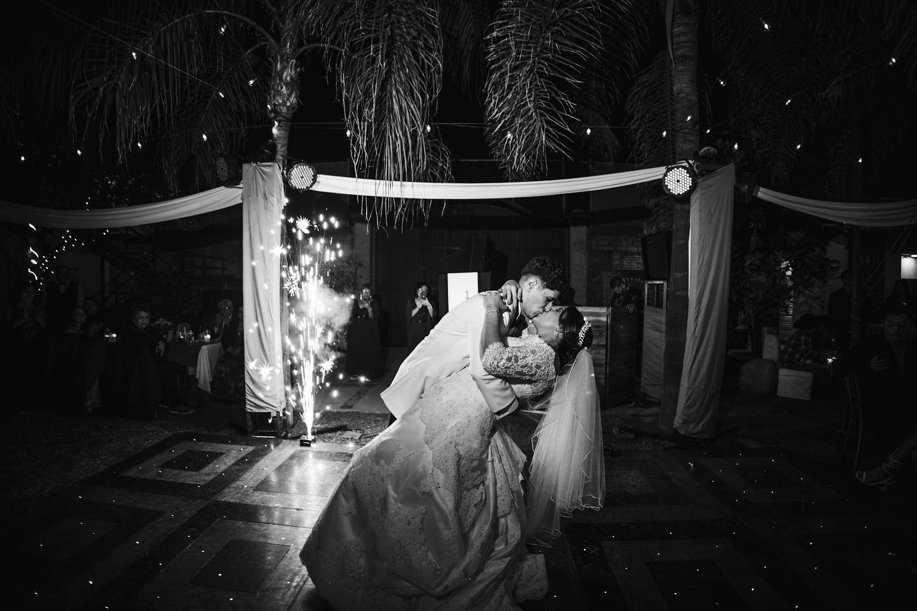 Momento de la pareja en una edición en blanco y negro.