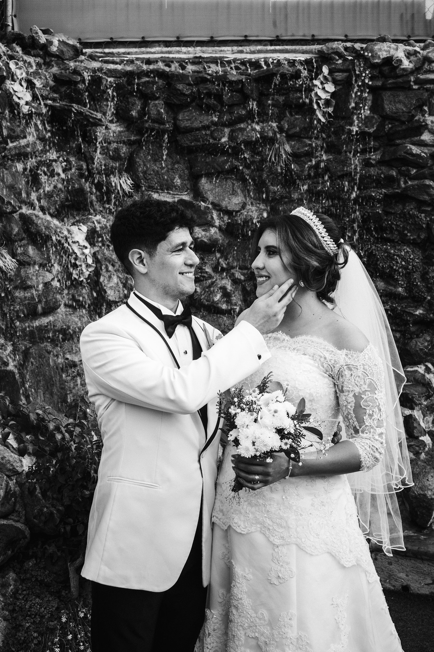Retrato íntimo de los novios en blanco y negro.