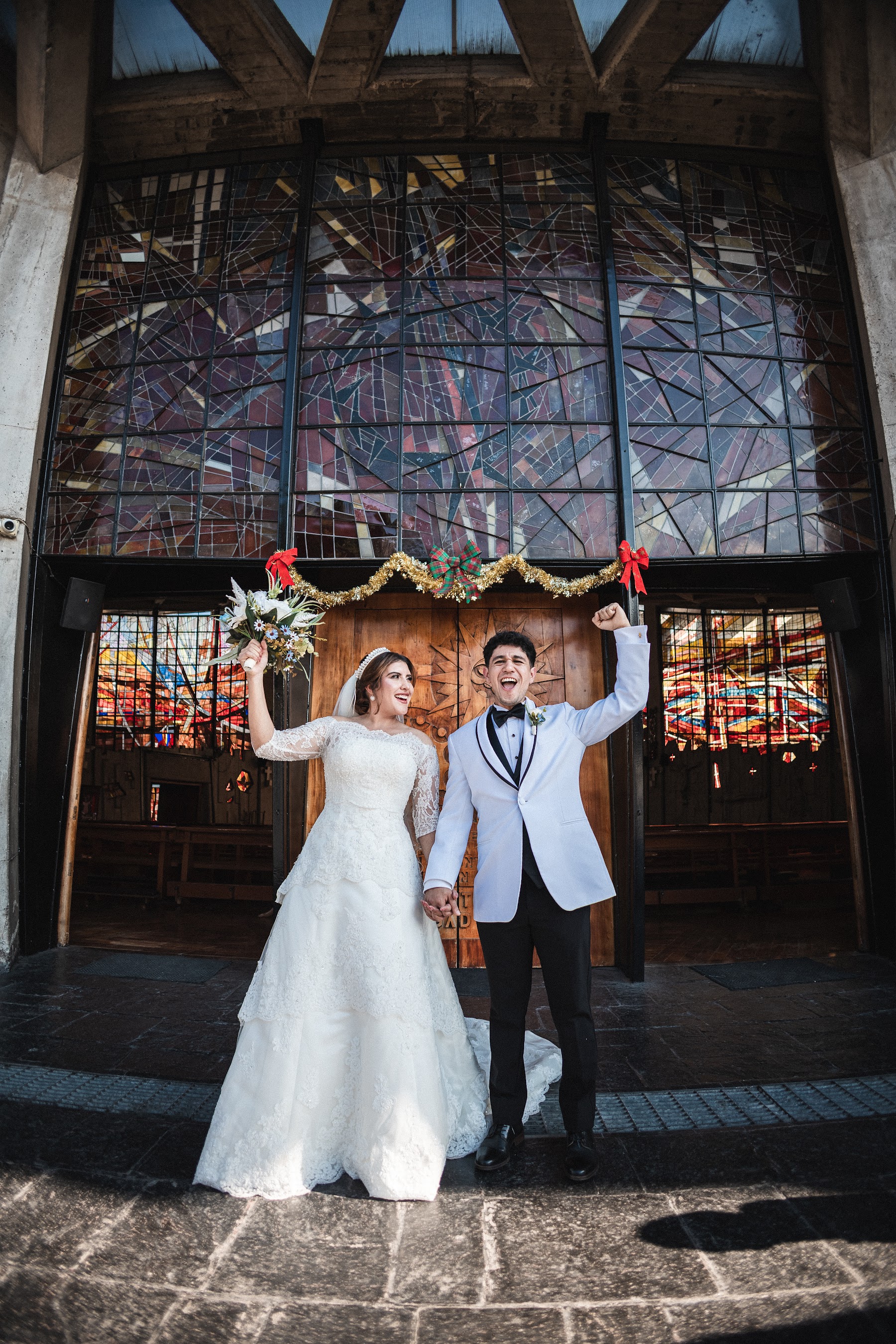 Los novios salen juntos de la iglesia.