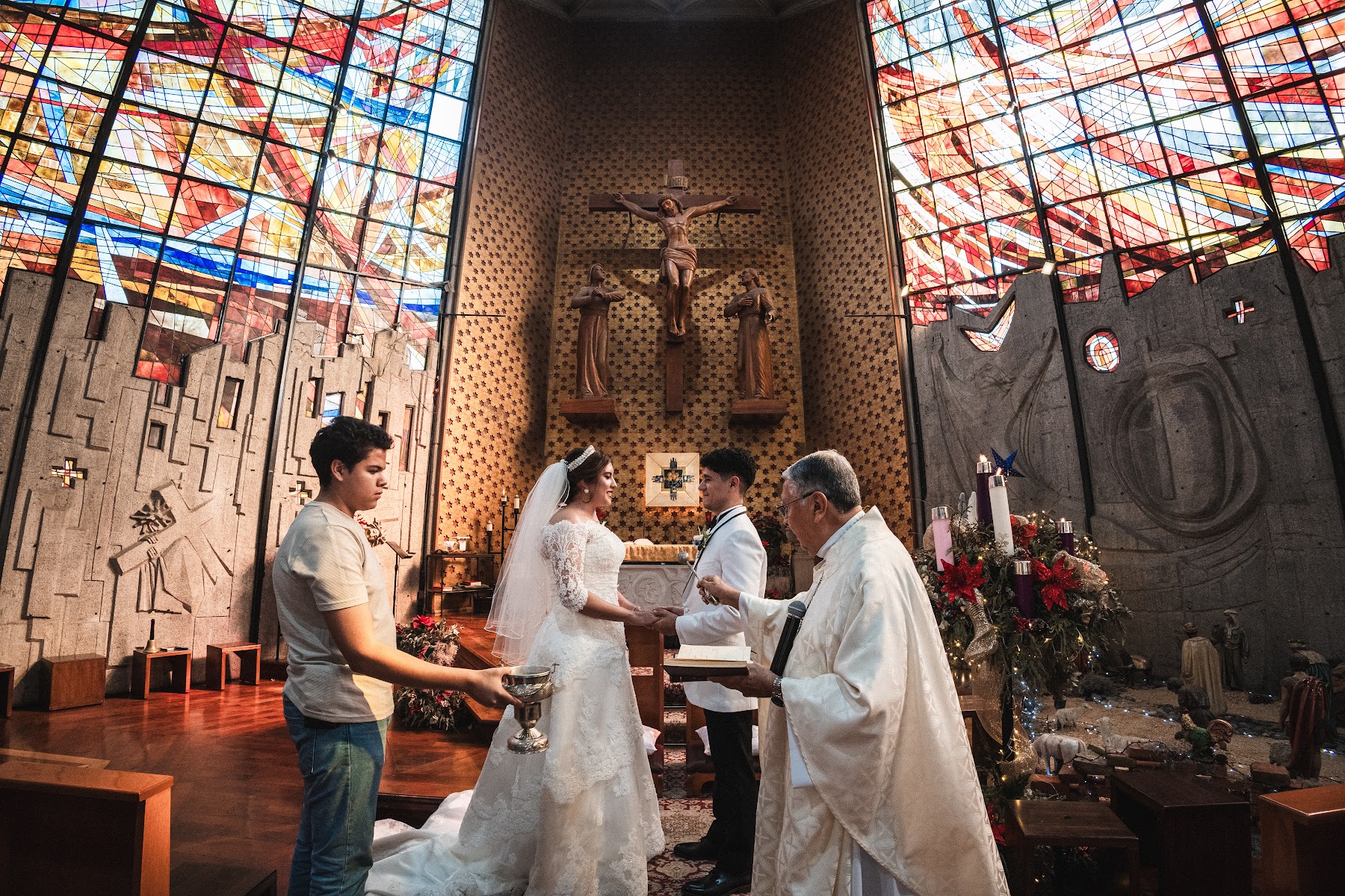 Los novios frente al altar durante la ceremonia.