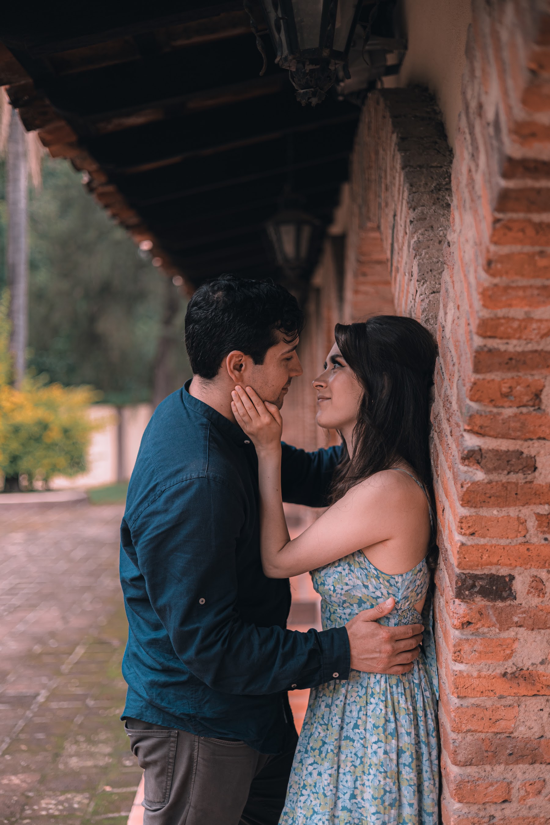 La pareja comparte un beso durante la sesión casual.
