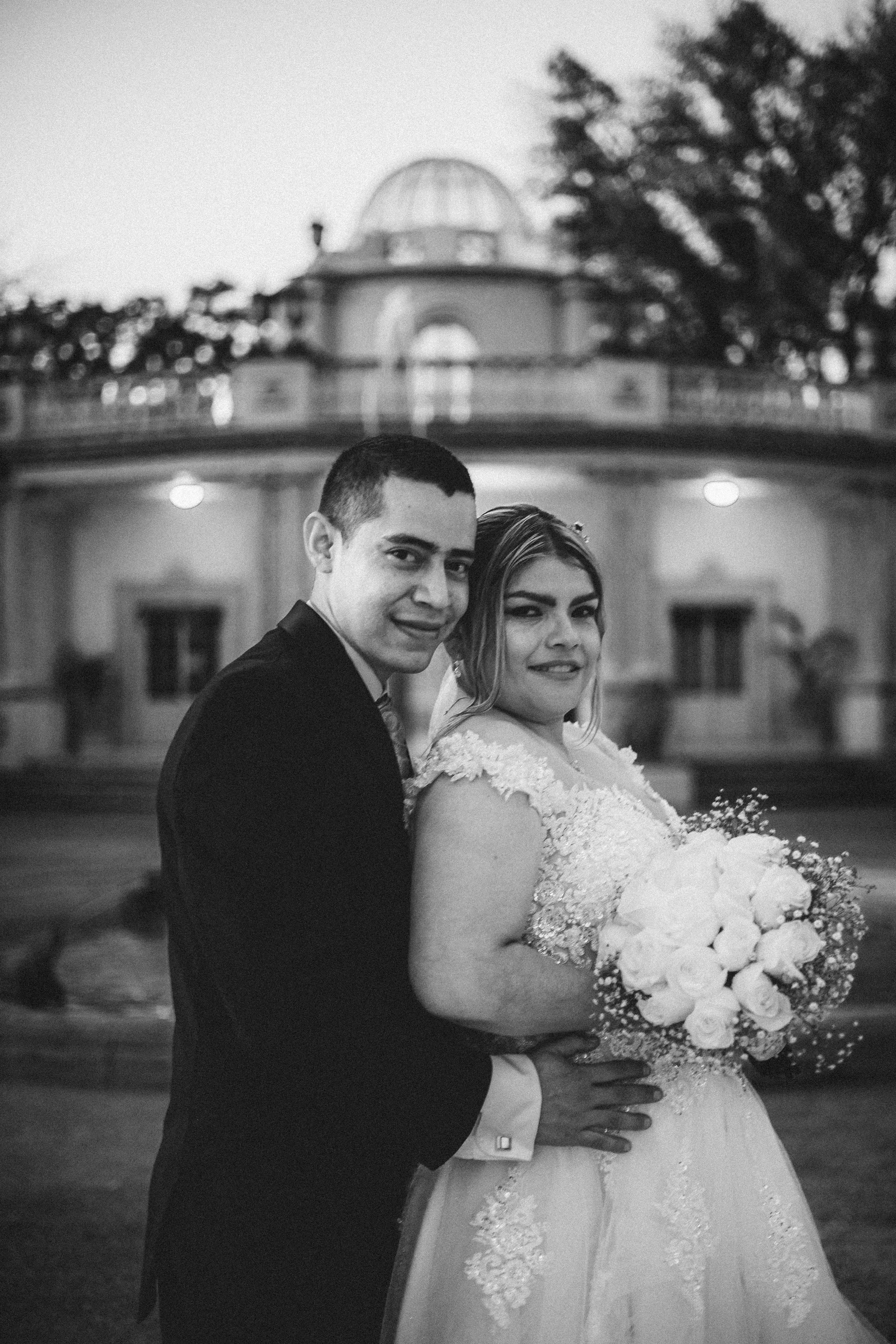 Retrato de Hector y Cristi en blanco y negro frente a una casona.
