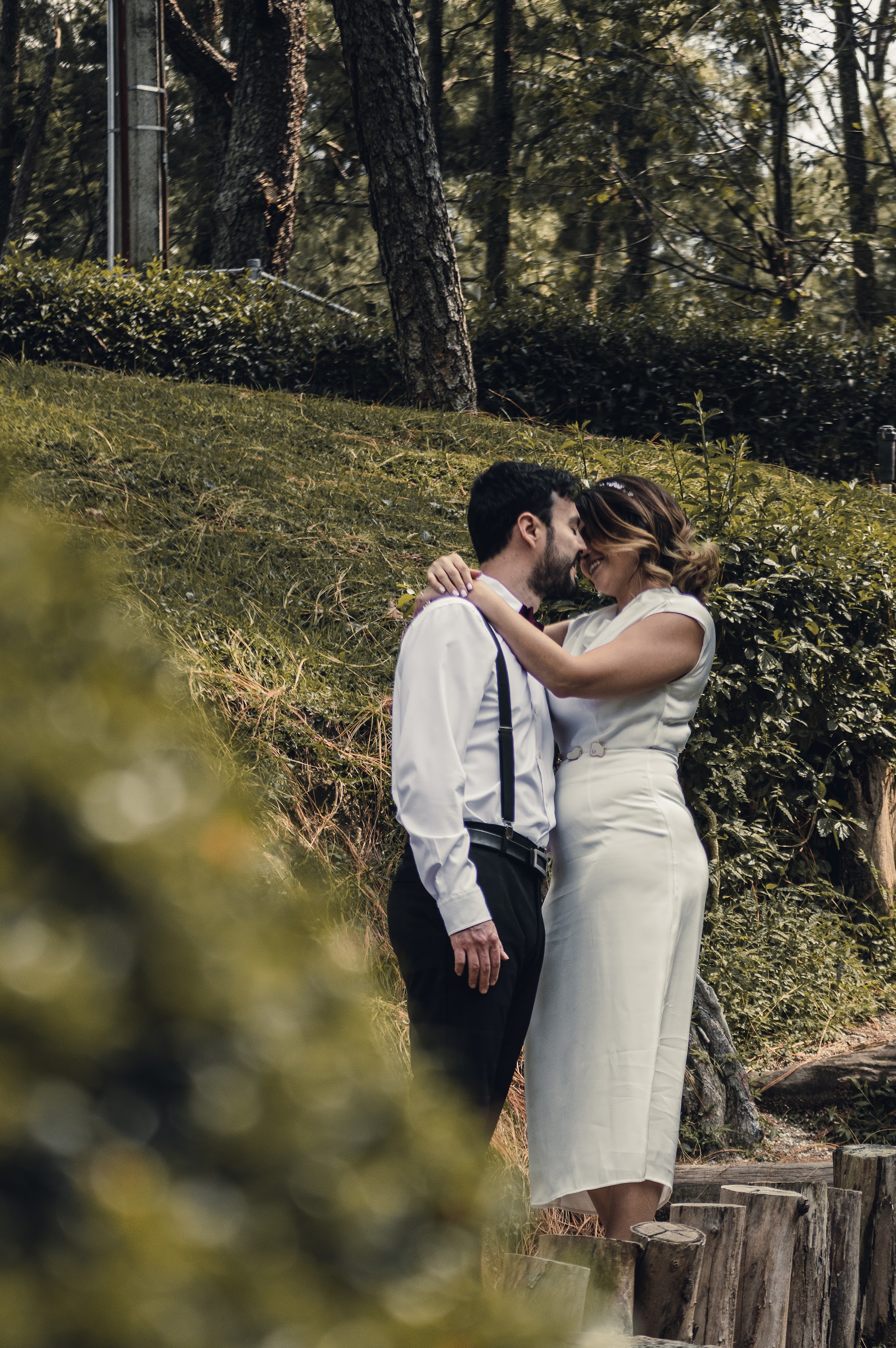 Los novios comparten un beso durante la sesión casual.