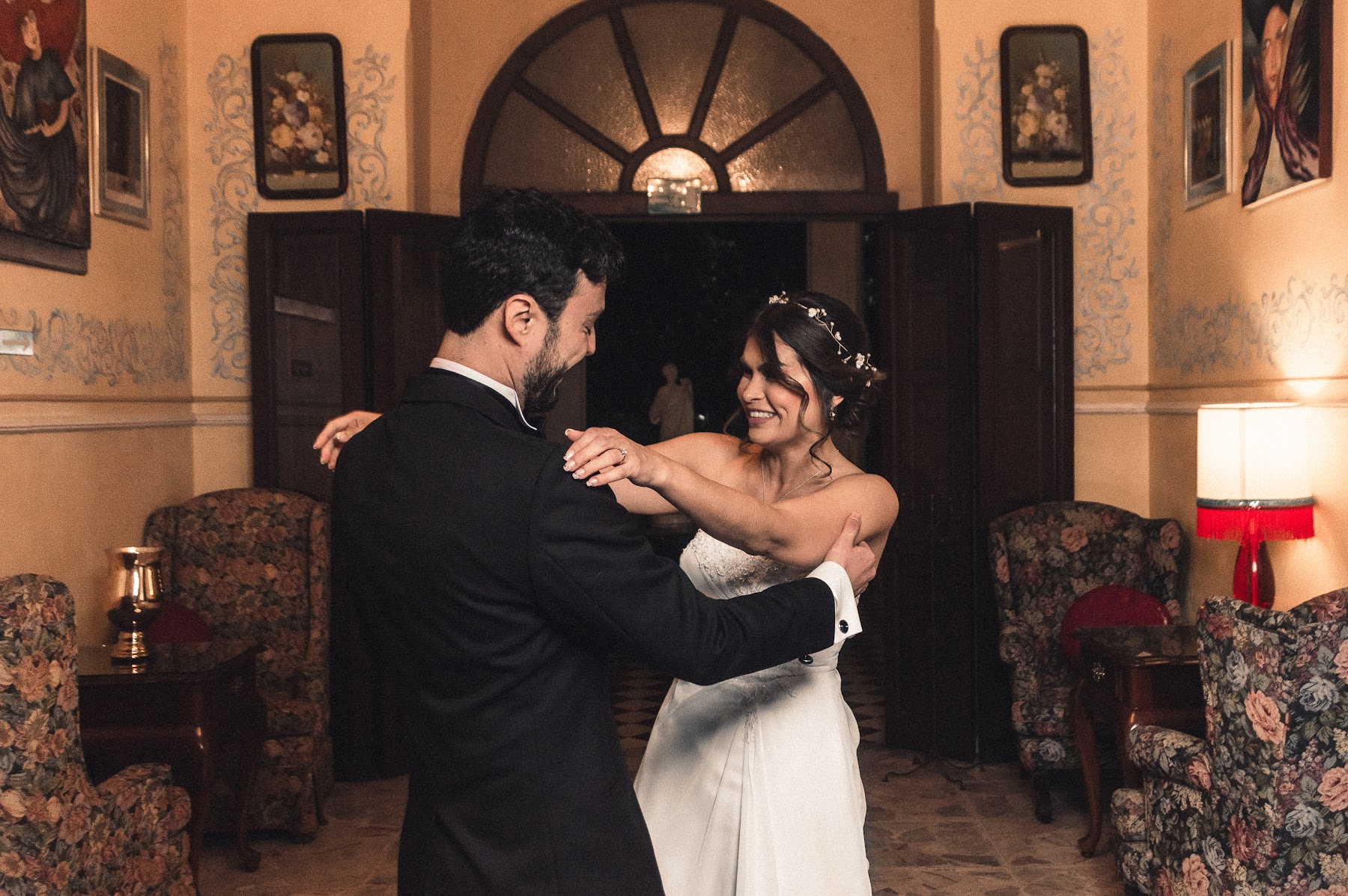 La pareja baila durante su primer encuentro.