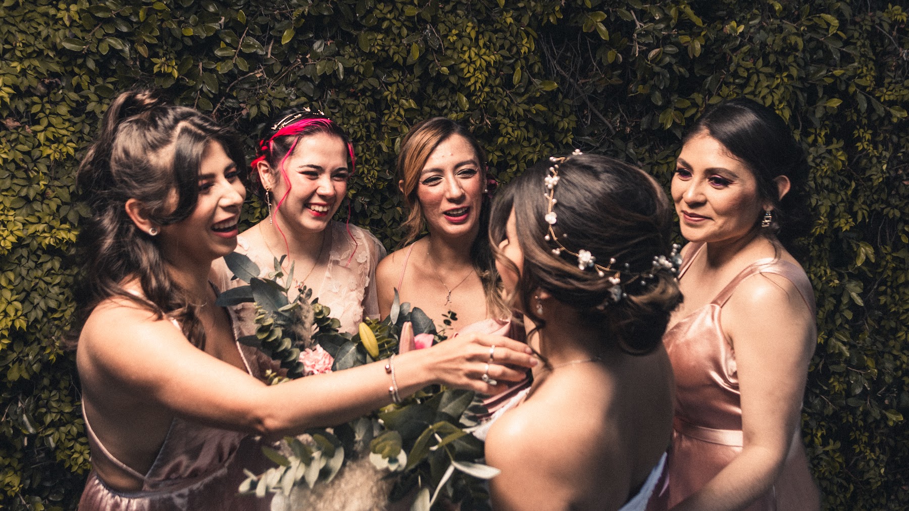 Las acompañantes celebran con la novia durante Getting Ready.