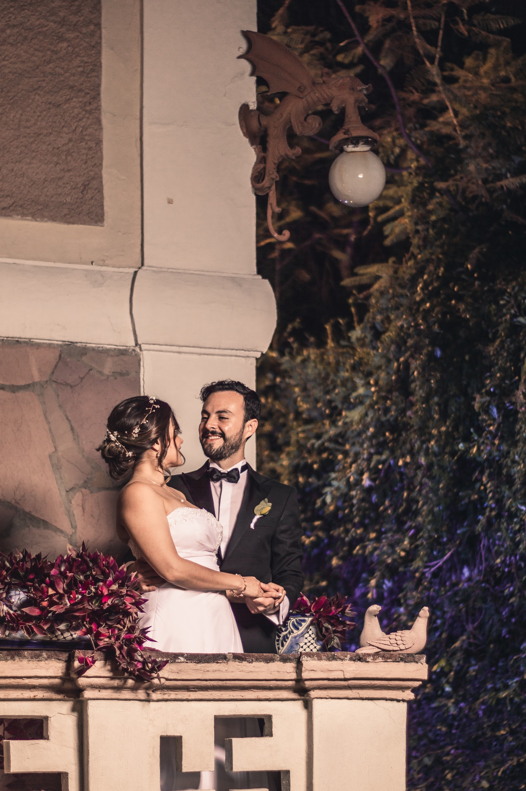 Joss y Paulina comparten un retrato junto a una terraza.