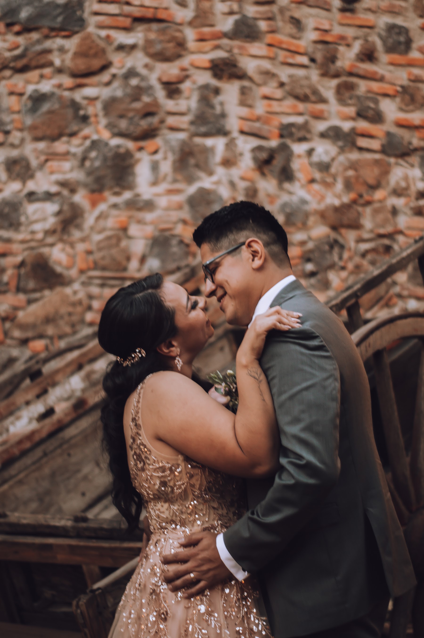 Valente y Kary se besan durante la sesión de novios.