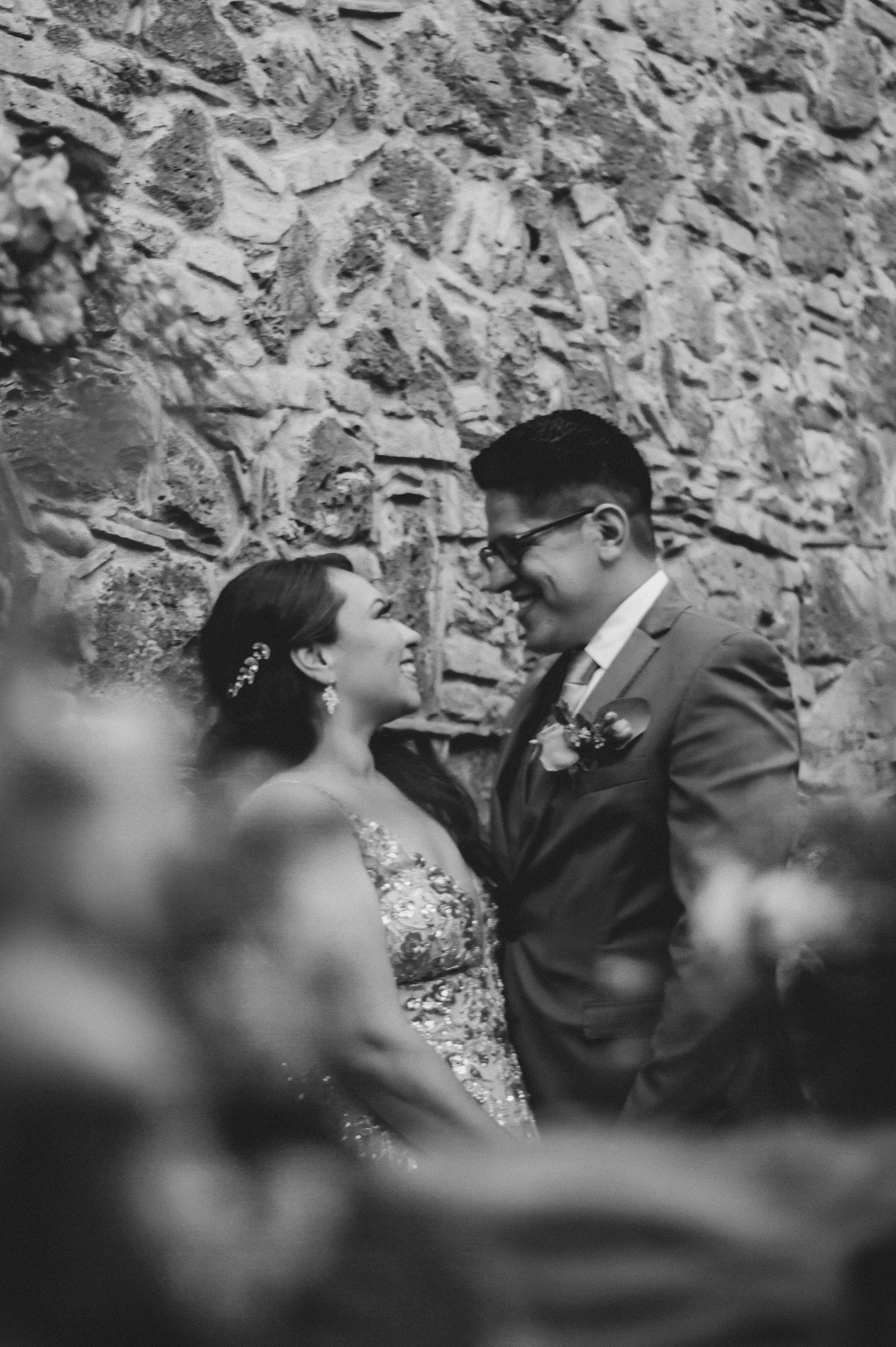 Retrato en blanco y negro de la pareja durante la sesión.