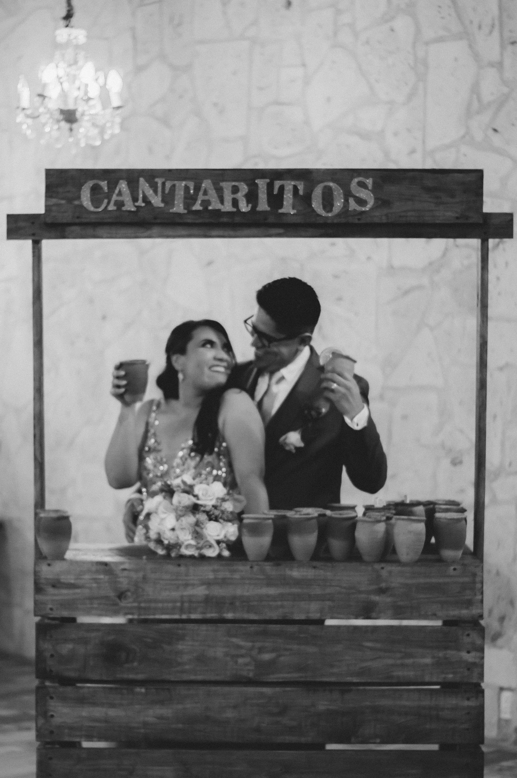 Los novios posan junto al letrero de la locación.