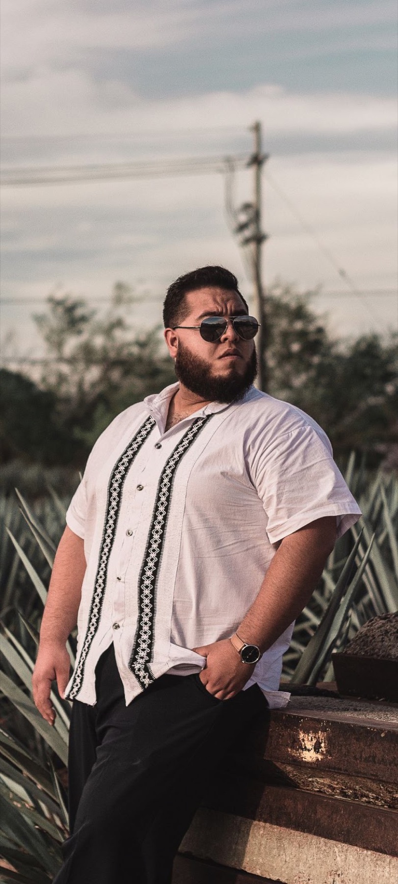 Retrato casual de hombre con lentes oscuros al aire libre