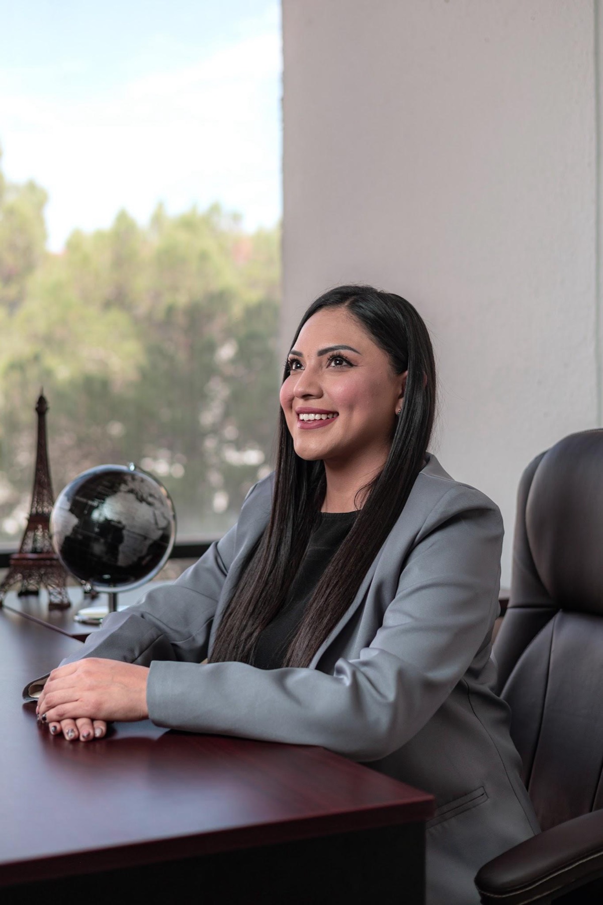 Retrato profesional de mujer sentada en una oficina