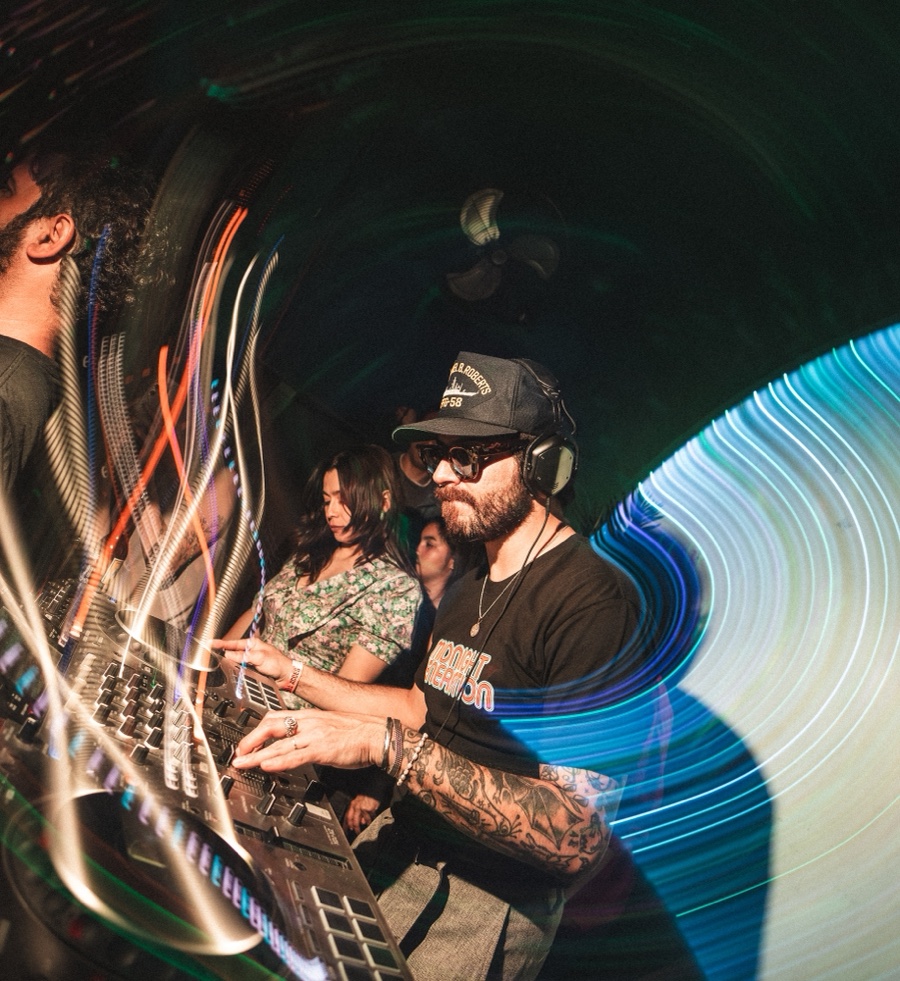 DJ mezclando música en una toma de movimiento