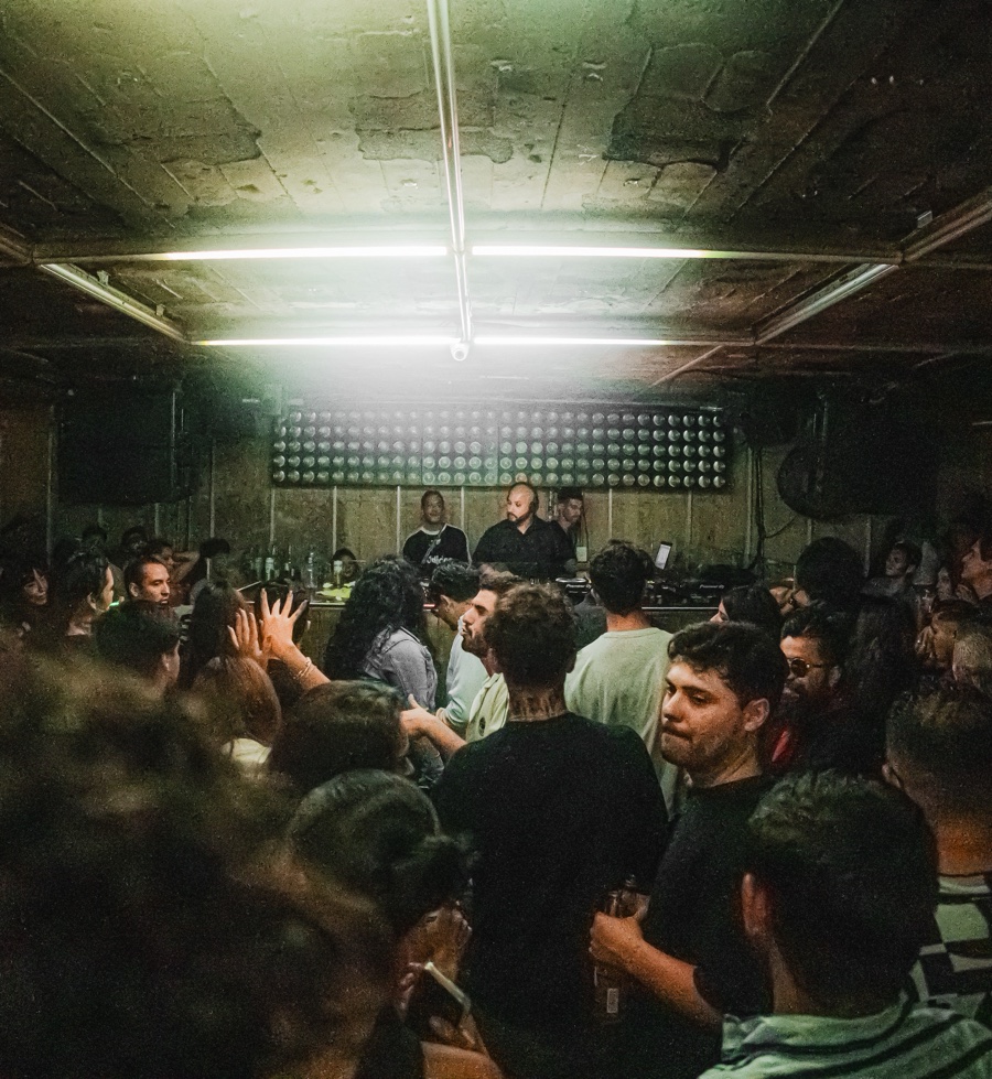 Público reunido frente a la cabina del club