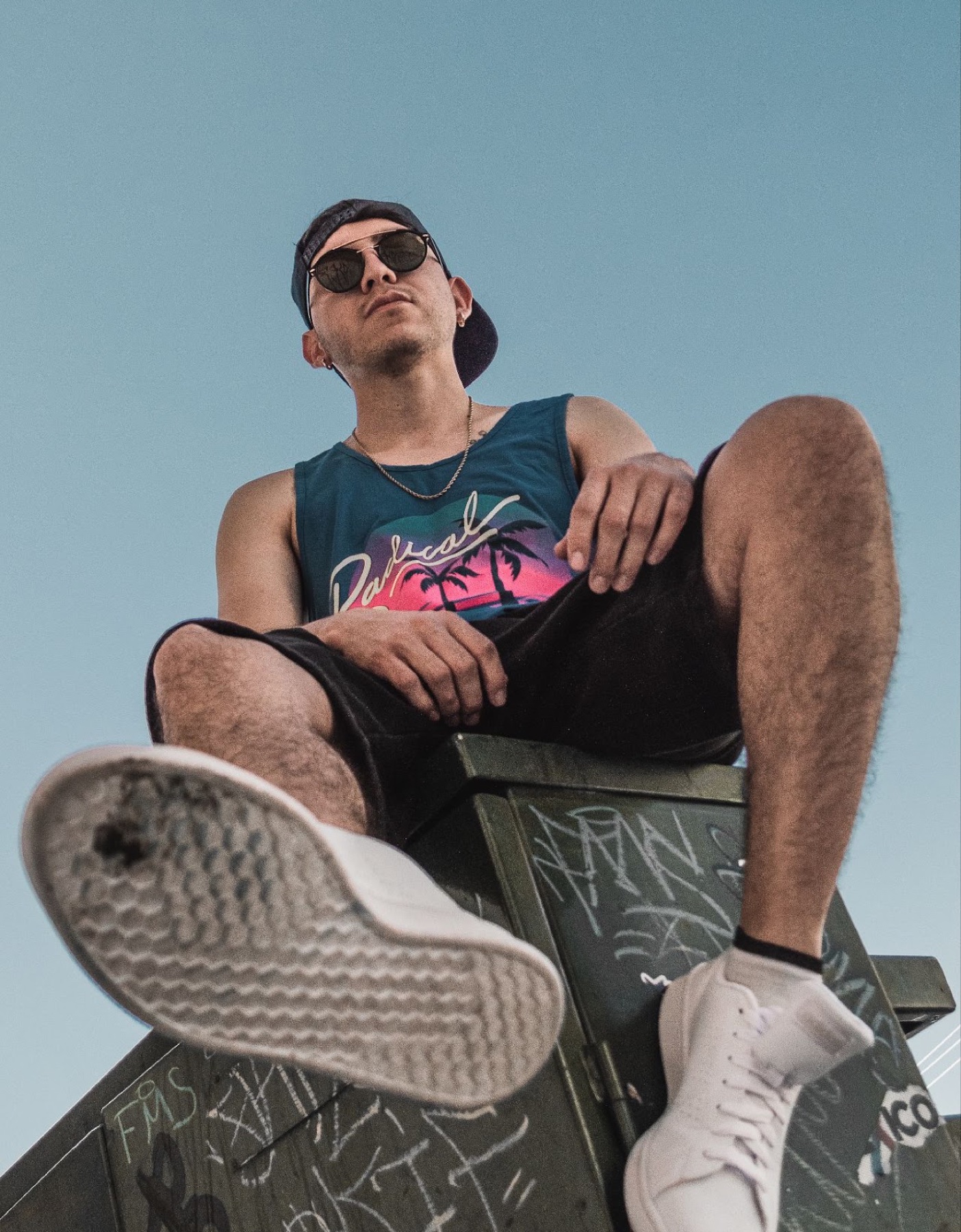 Retrato en contrapicado con un tenis en primer plano