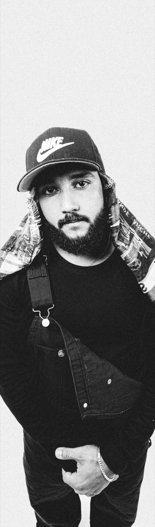 Retrato vertical en blanco y negro de un hombre con gorra